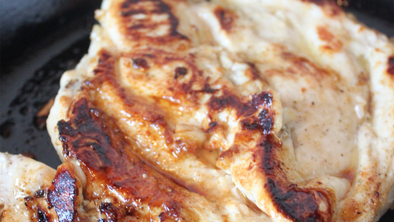 主厨沙拉,锅中<a style='color:red;display:inline-block;' href='/shicai/ 851'>橄榄油</a>，小火，把鸡胸肉煎至两面金黄色即可