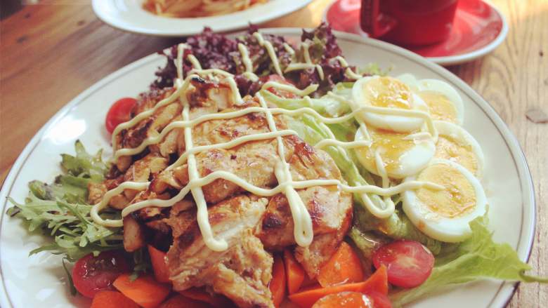 主厨沙拉,蔬菜洗净，放上切块的鸡胸肉，淋上蛋黄酱和醋油汁即可​