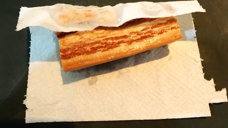 5分钟快手菜 腊肉炒蒜台,把腊肉捞出来,用厨房纸擦去水份