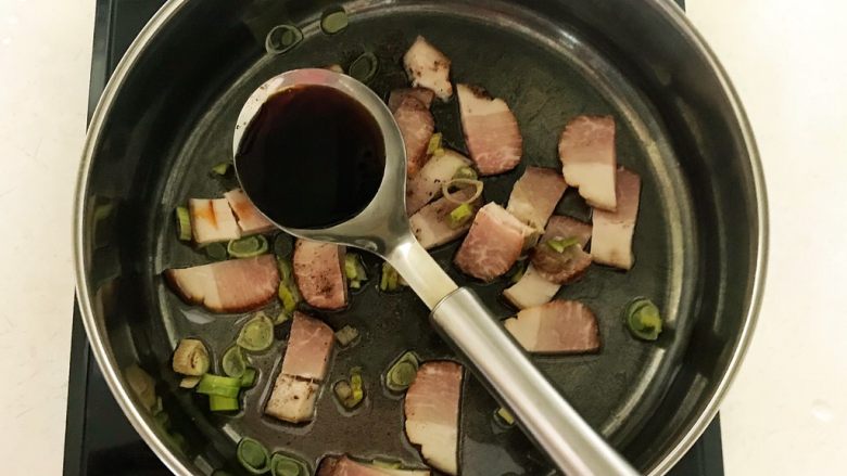 5分钟快手菜 腊肉炒蒜台,加入1勺豉油