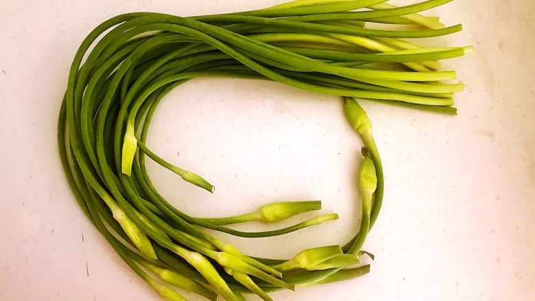5分钟快手菜 腊肉炒蒜台,蒜台清洗干净