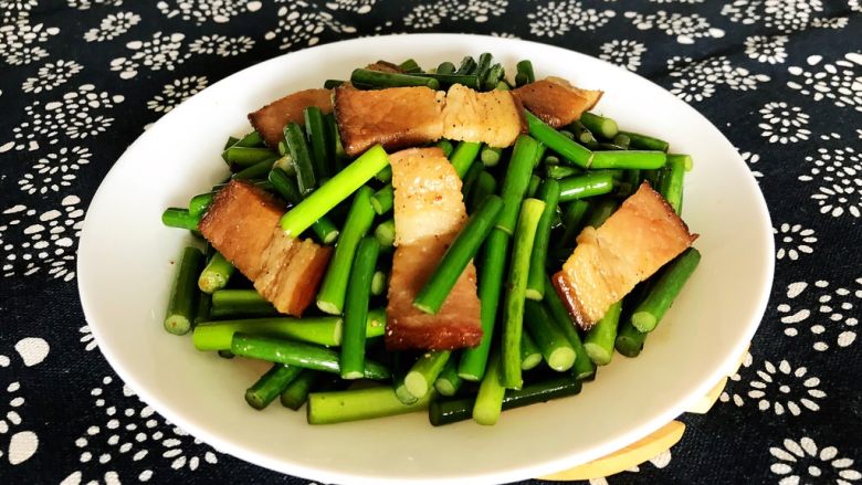 5分钟快手菜 腊肉炒蒜台,腊肉炒蒜台出锅了