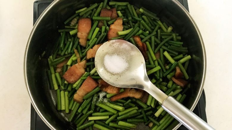 5分钟快手菜 腊肉炒蒜台,加入2克精盐