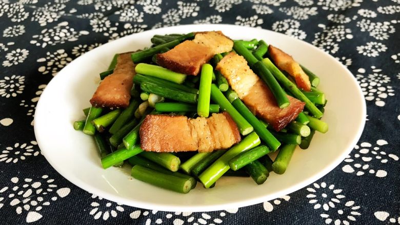 5分钟快手菜 腊肉炒蒜台,腊肉鲜香,蒜台清爽,好吃又下饭的神器~