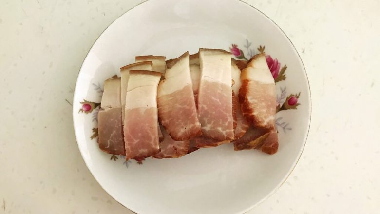 5分钟快手菜 腊肉炒蒜台,把腊肉切成2㎝宽,3㎜厚的薄片