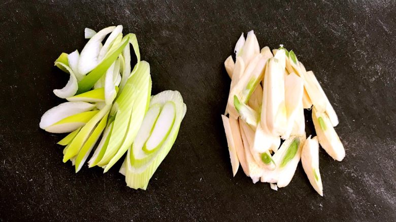 5分钟快手菜 腊肉炒蒜台,切葱花和蒜丝
