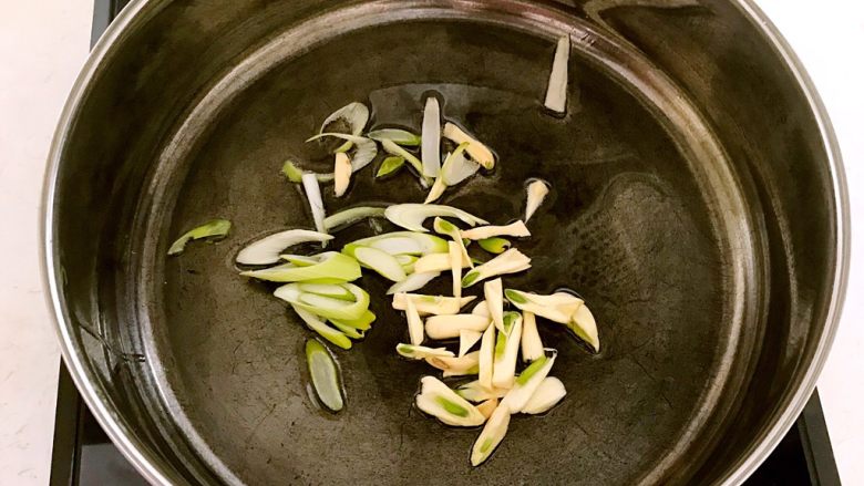 5分钟快手菜 腊肉炒蒜台,炒锅烧热后加入花生油,油烧热后加入<a style='color:red;display:inline-block;' href='/shicai/ 12043'>花椒粉</a>,加入葱花和蒜丝,炒出香味