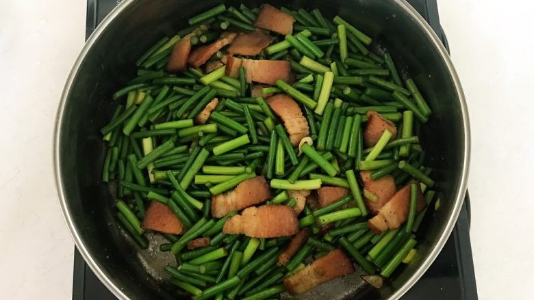 5分钟快手菜 腊肉炒蒜台,翻炒均匀即可