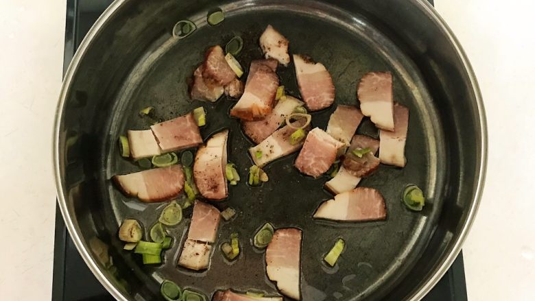 5分钟快手菜 腊肉炒蒜台,加入腊肉,煸炒2分钟