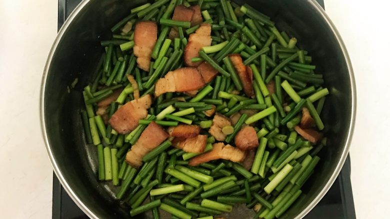 5分钟快手菜 腊肉炒蒜台,翻炒2分钟