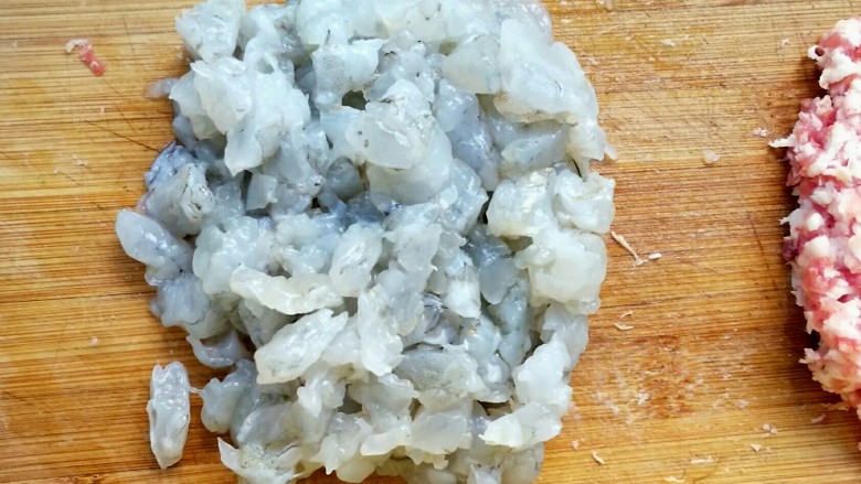 三鲜饺子的多种吃法,虾切成大颗粒。不要切太细哟,要不然找不着😂