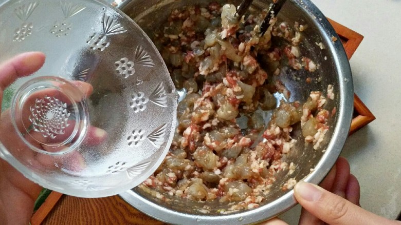 三鲜饺子的多种吃法,100ml水,分批次加入,每次搅拌到有阻力了在加入水。