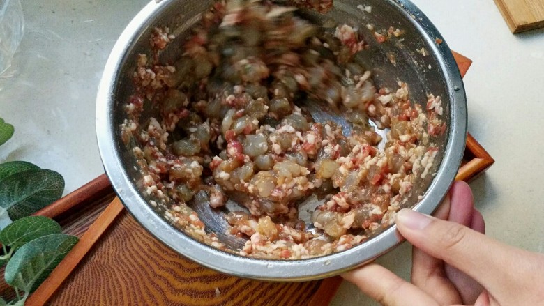 三鲜饺子的多种吃法,每次加水都朝一个放向搅拌。这样能吸收更多的水,做出来的饺子也更多汁哟。