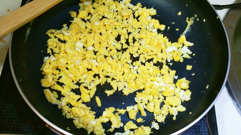 三鲜饺子的多种吃法,锅里放入1勺油,鸡蛋用小火慢慢煎,打碎。