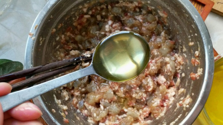 三鲜饺子的多种吃法,水加完,搅拌好后加入3勺熬好的豆油,豆油有很浓的豆腥味儿不能加生的。