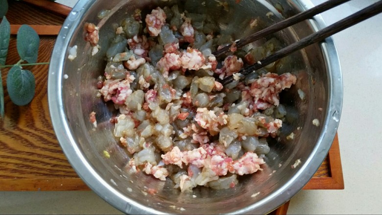 三鲜饺子的多种吃法,肉末和虾仁放到大碗里,加入3勺<a style='color:red;display:inline-block;' href='/shicai/ 692'>酱油</a>,打散~