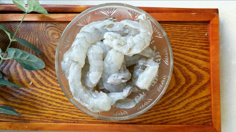 三鲜饺子的多种吃法,虾去壳,去虾线,洗干净。