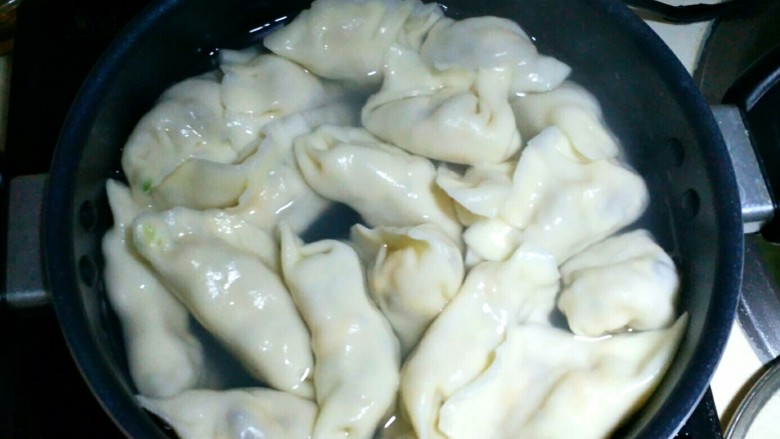三鲜饺子的多种吃法,第一种吃饭:煮水饺,锅里放入半锅水,烧开,把饺子放里。煮到浮起来就可以了。