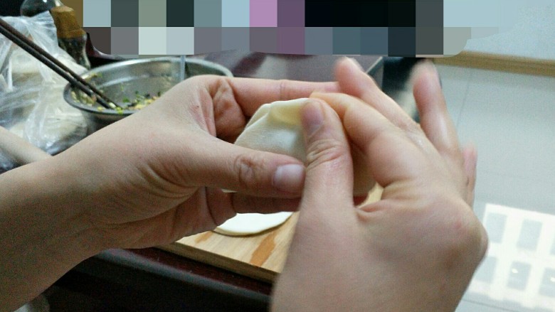 三鲜饺子的多种吃法,+3,捏到中间,另一侧同样的方法往里捏。