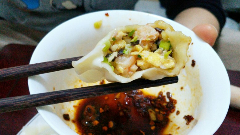 三鲜饺子的多种吃法,调个蘸酱,美味鲜香的三鲜饺子就可以吃了。