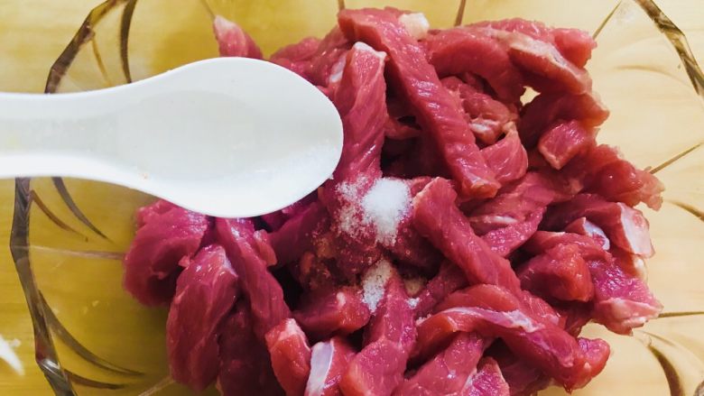 小炒牛肉,切好的肉条 放盐
