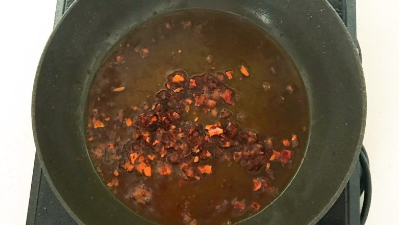 红烧武鲳鱼,煎鱼底油加热,放入1勺<a style='color:red;display:inline-block;' href='/shicai/ 46964'>郫县豆瓣酱</a>,炒出红油