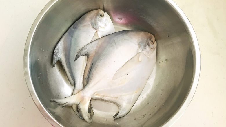 红烧武鲳鱼,把武鲳鱼清洗干净,摘去内脏