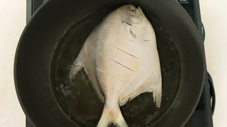 红烧武鲳鱼,锅里加入3勺大豆色拉油,油温6分热的时候把鲳鱼放入锅里,小火煎制