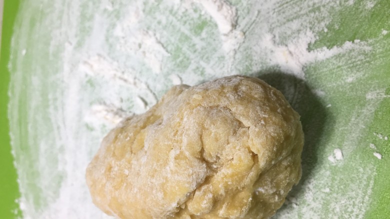 酥脆小麻花(教你做出又酥又脆0失败的麻花),所有材料混合成团,揉成偏硬的面团,一定要偏硬一些,和太烂的话一会整形的时候容易断掉,就不好整形了。