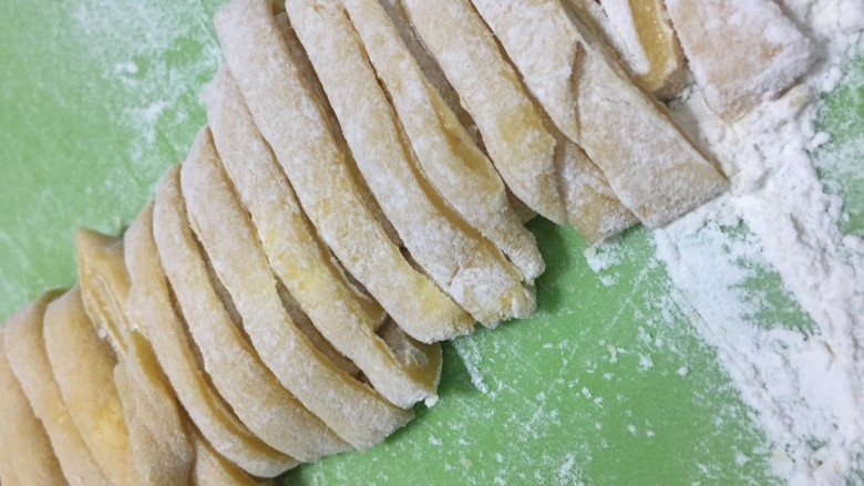 酥脆小麻花(教你做出又酥又脆0失败的麻花),将面团擀成薄面饼,切成细细的长条,效果和面条一样。
这是切好的样子,稍稍再撒上些干粉防粘。