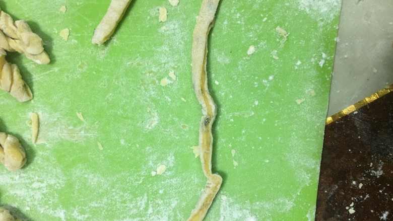 酥脆小麻花(教你做出又酥又脆0失败的麻花),将一根面条展开,稍稍弄成筷子状,就开始整形。