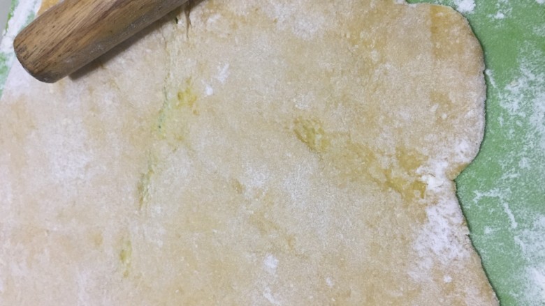 酥脆小麻花(教你做出又酥又脆0失败的麻花),擀成面皮,能擀多薄擀多薄,最好擀成规则的长方形,最后做出来不会说两边的都浪费了,并且要撒上干粉,一层一层叠起,像做面条一样。