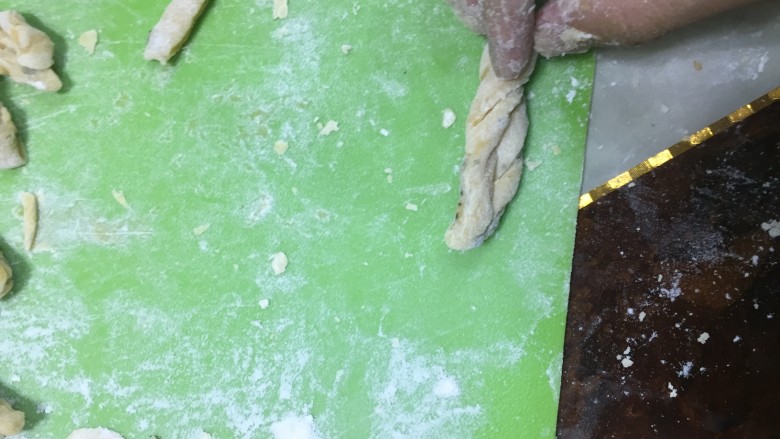 酥脆小麻花(教你做出又酥又脆0失败的麻花),最后两边捏紧,一定要捏紧!否则炸的时候会散开!