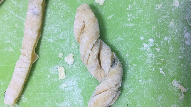 酥脆小麻花(教你做出又酥又脆0失败的麻花),效果如图,除了这样的造型此外可以发挥你自己的想象,可以做成灯笼的样子 特别好看。