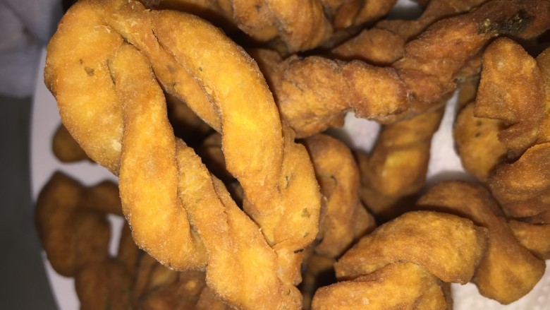 酥脆小麻花(教你做出又酥又脆0失败的麻花),再来一张,啊哈,味道超棒的。可以撒上糖粉或者孜然 椒盐 海苔 blabla的调味粉 当然你也可以加辣椒粉哈哈,随自己口味就好啦,都是很好吃的。
