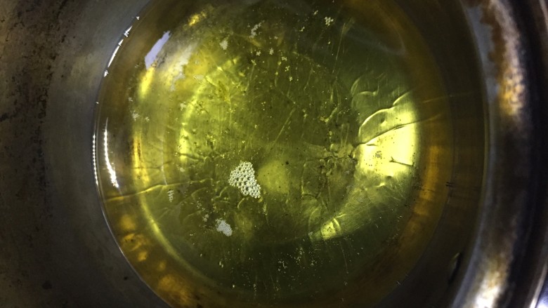 酥脆小麻花(教你做出又酥又脆0失败的麻花),小火热油,热至有纹路 一定要用小火。油没有规定用什么油,只要能吃的油都行,用花生油更香,最好用小奶锅炸,大锅炸的话费油火候也不均匀。