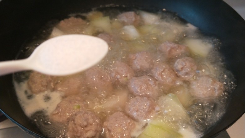 冬瓜汆丸子,煮五分钟即可,加入适量盐。