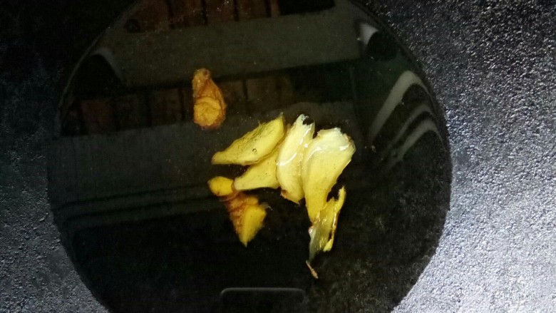 菌类料理 十 菌香啤酒鸭,炒锅倒油,放姜片。