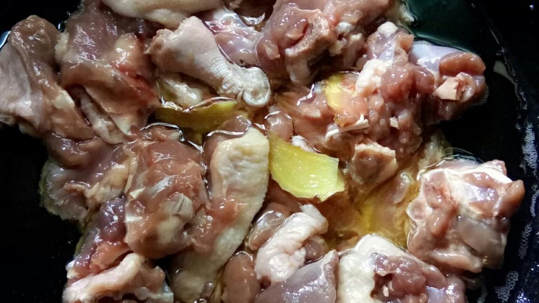 菌类料理 十 菌香啤酒鸭,爆香鸭块