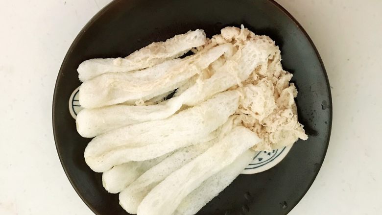 养生小炒 黑白双菌,把泡发好的竹荪清洗干净,攥干