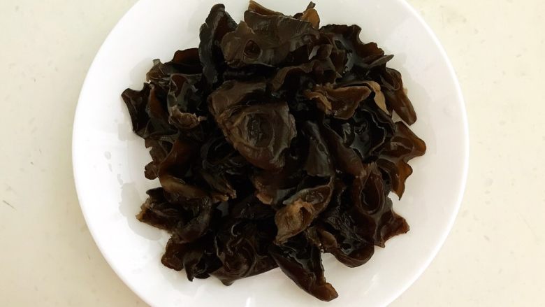 养生小炒 黑白双菌,把泡发好的木耳清洗干净,沥干水份