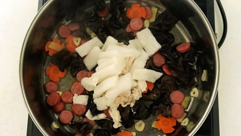 养生小炒 黑白双菌,加入竹荪,翻炒均匀
