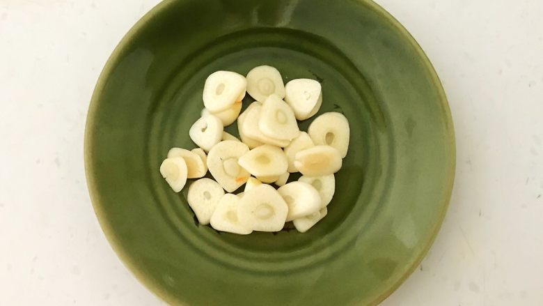 养生小炒 黑白双菌,蒜瓣切成小片