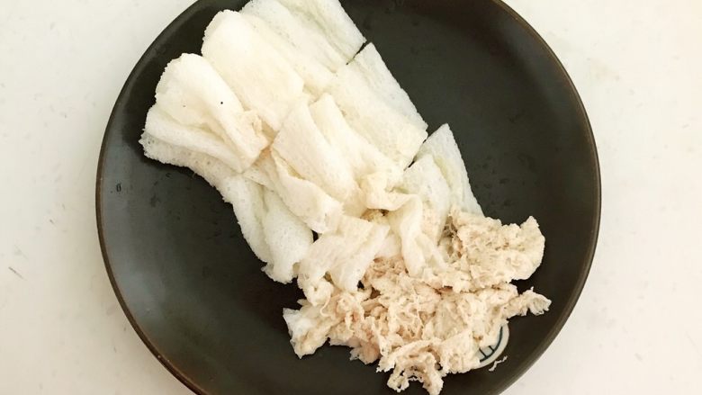 养生小炒 黑白双菌,把竹荪切成3㎝长的小段