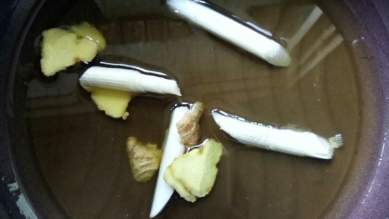 菌类料理 十 菌香啤酒鸭,锅内倒油,放葱姜,小火炒香。