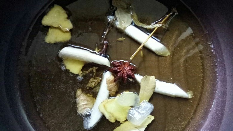 菌类料理 十 菌香啤酒鸭,放香料和<a style='color:red;display:inline-block;' href='/shicai/ 866'>冰糖</a>炒香