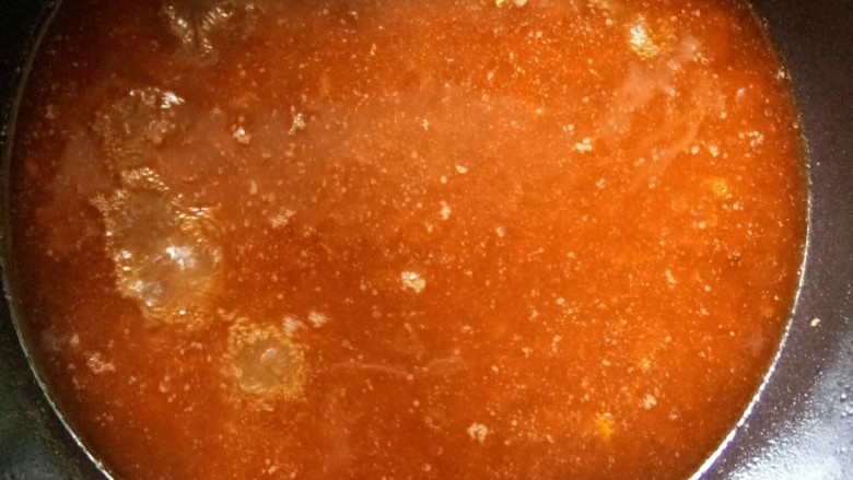 菌类料理 十 菌香啤酒鸭,汤汁沥去香料、<a style='color:red;display:inline-block;' href='/shicai/ 2802'>老姜</a>和葱。
