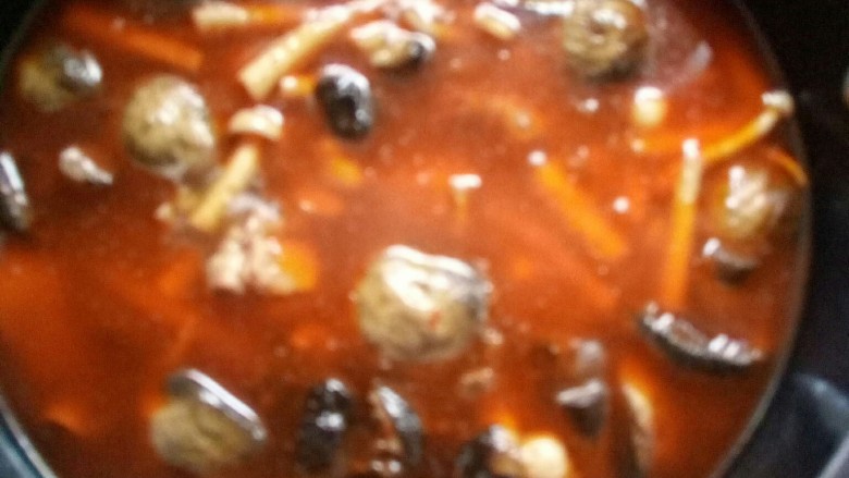 菌类料理 十 菌香啤酒鸭,煮十分钟后,加<a style='color:red;display:inline-block;' href='/shicai/ 692'>酱油</a>炒匀关火。