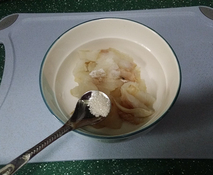 青菜西红柿鳕鱼汤,来点<a style='color:red;display:inline-block;' href='/shicai/ 3729'>白糖</a>,可使鱼肉更加鲜美滑嫩