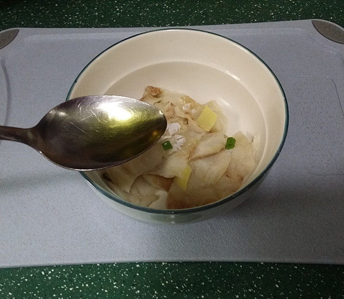 青菜西红柿鳕鱼汤,最后淋些食用油锁住鱼肉表面水分不流失,腌制10分钟